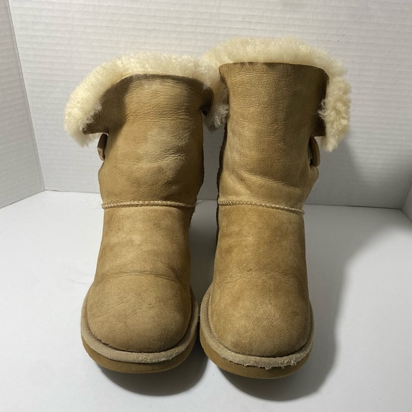 Ugg Pre-Owned Women's Bailey Button I| Sand Boots size 7 - Picture 3 of 9